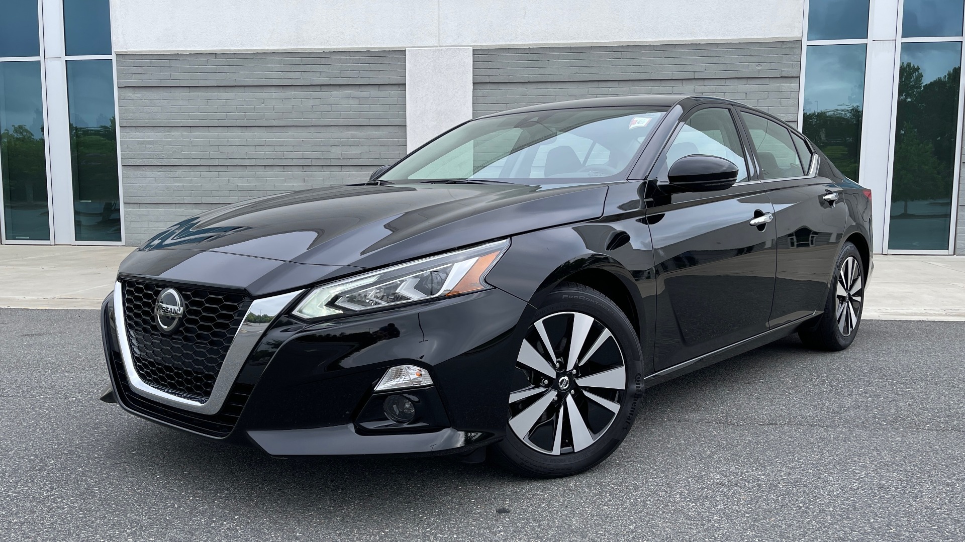 Used 2019 Nissan ALTIMA 2.5 SV SEDAN / CVT TRANS / SUNROOF / REARVIEW / LOW MILES for sale Sold at Formula Imports in Charlotte NC 28227 1