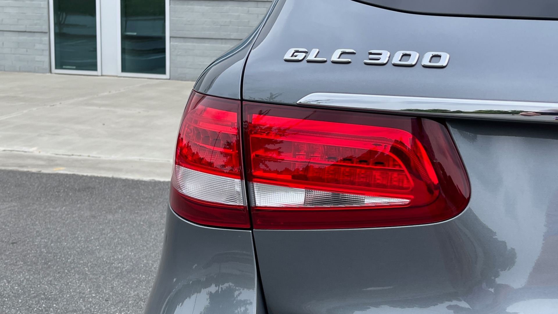 Used 2018 Mercedes-Benz GLC 300 4MATIC PREMIUM / PANO-ROOF / HTD STS / APPLE / REARVIEW for sale Sold at Formula Imports in Charlotte NC 28227 24