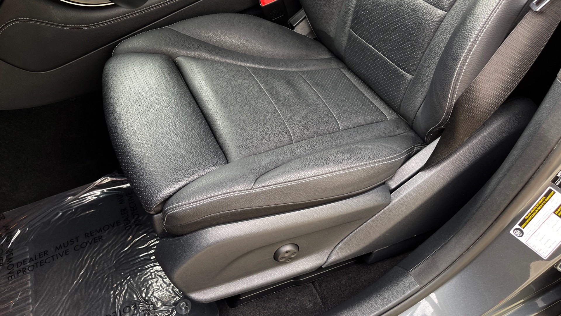 Used 2018 Mercedes-Benz GLC 300 4MATIC PREMIUM / PANO-ROOF / HTD STS / APPLE / REARVIEW for sale Sold at Formula Imports in Charlotte NC 28227 31