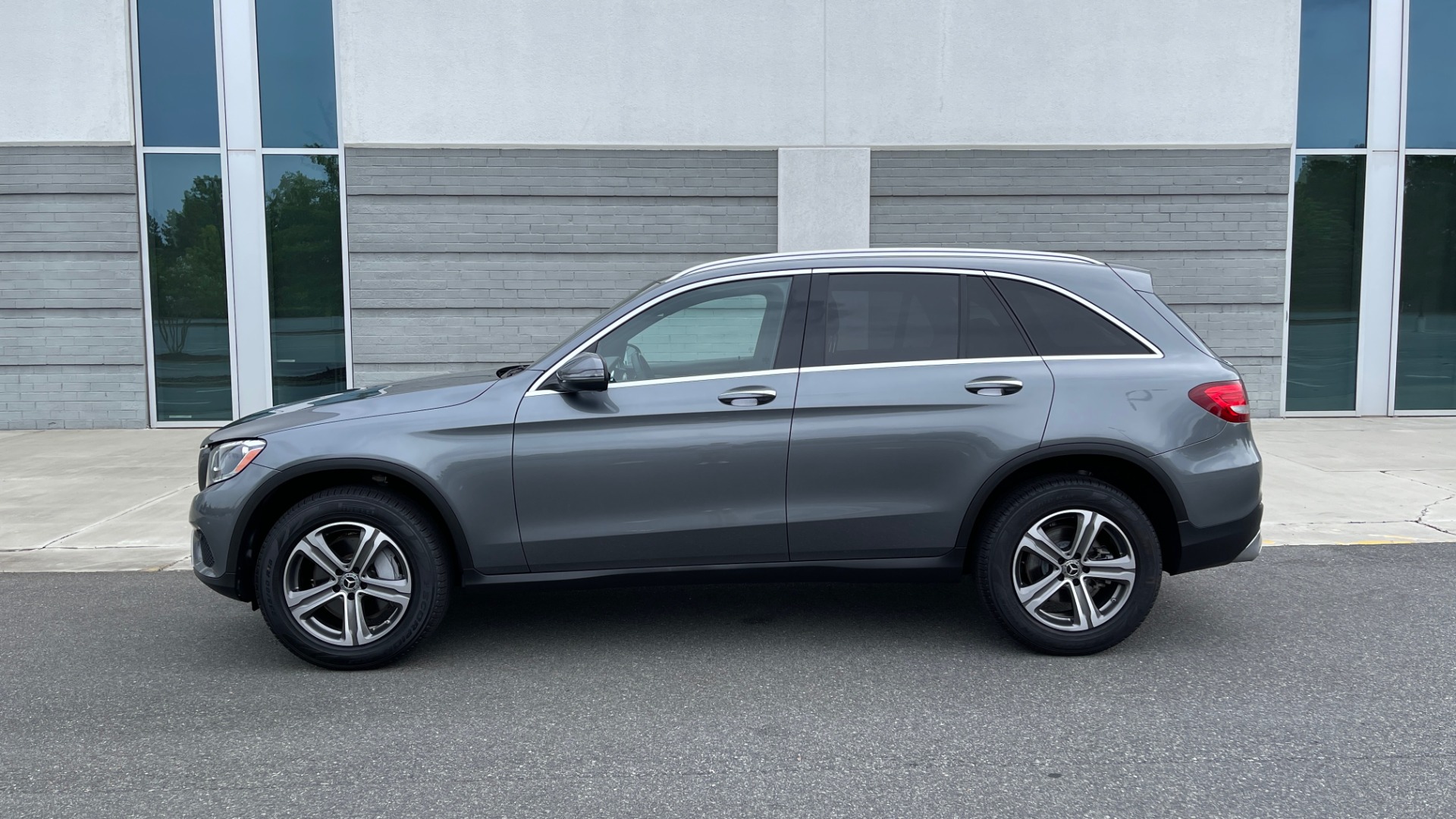 Used 2018 Mercedes-Benz GLC 300 4MATIC PREMIUM / PANO-ROOF / HTD STS / APPLE / REARVIEW for sale Sold at Formula Imports in Charlotte NC 28227 4