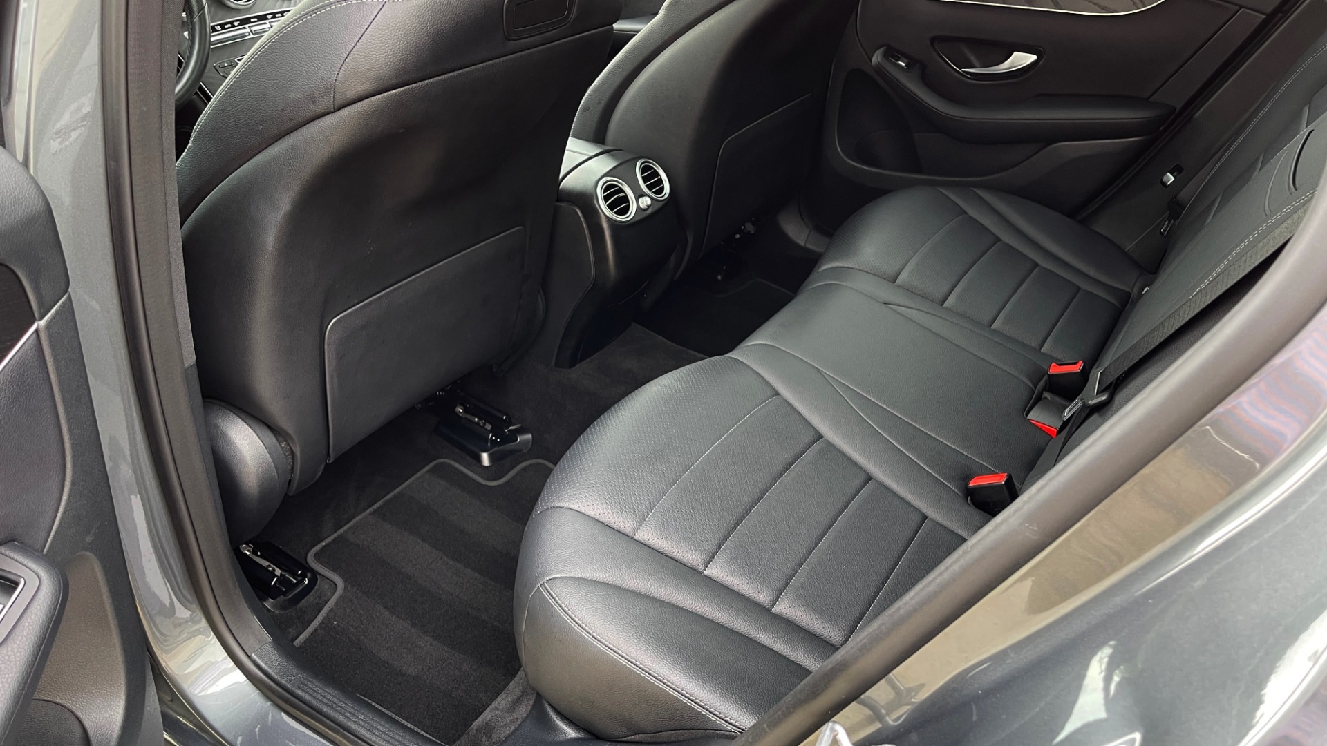 Used 2018 Mercedes-Benz GLC 300 4MATIC PREMIUM / PANO-ROOF / HTD STS / APPLE / REARVIEW for sale Sold at Formula Imports in Charlotte NC 28227 49