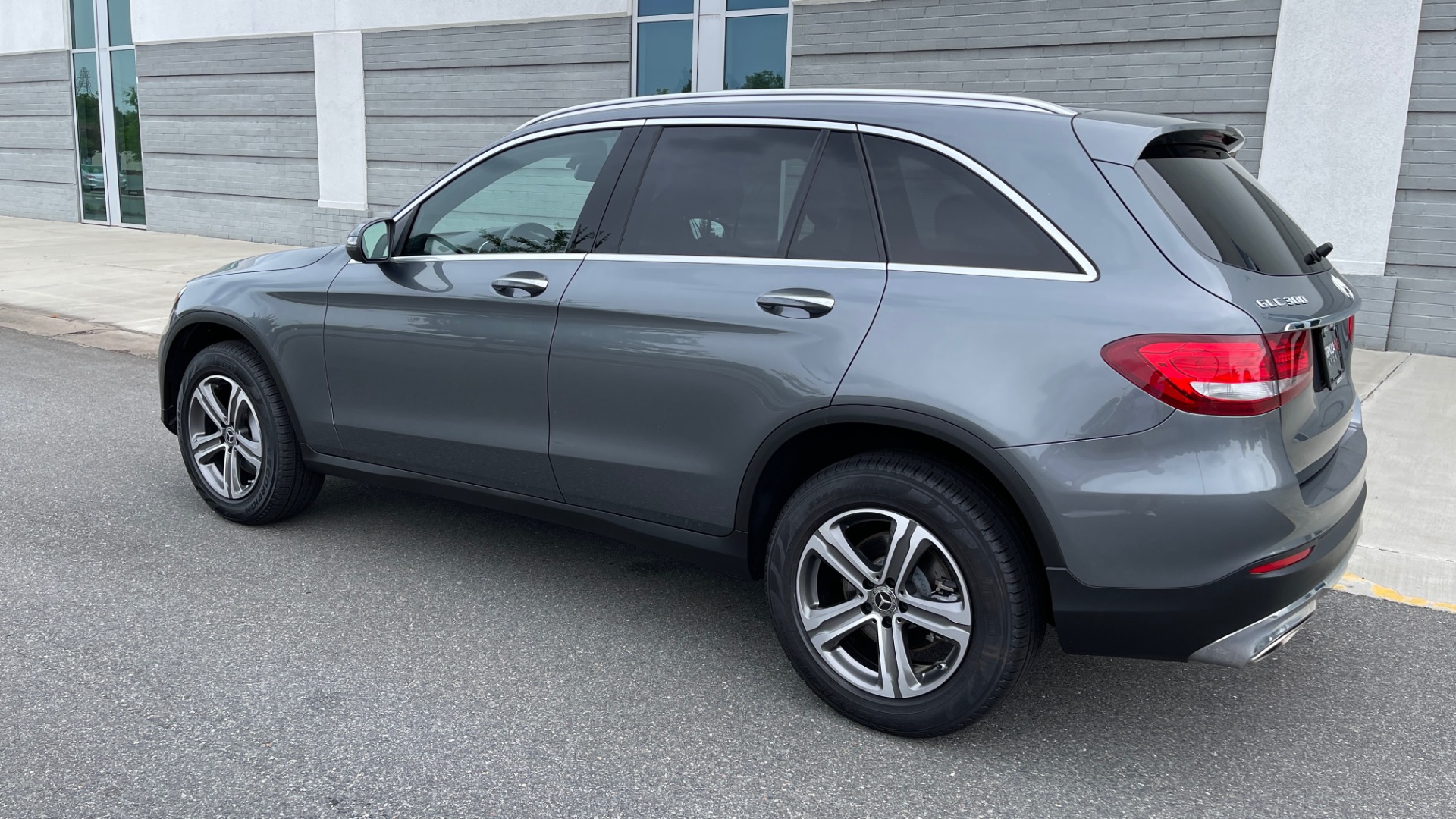 Used 2018 Mercedes-Benz GLC 300 4MATIC PREMIUM / PANO-ROOF / HTD STS / APPLE / REARVIEW for sale Sold at Formula Imports in Charlotte NC 28227 5