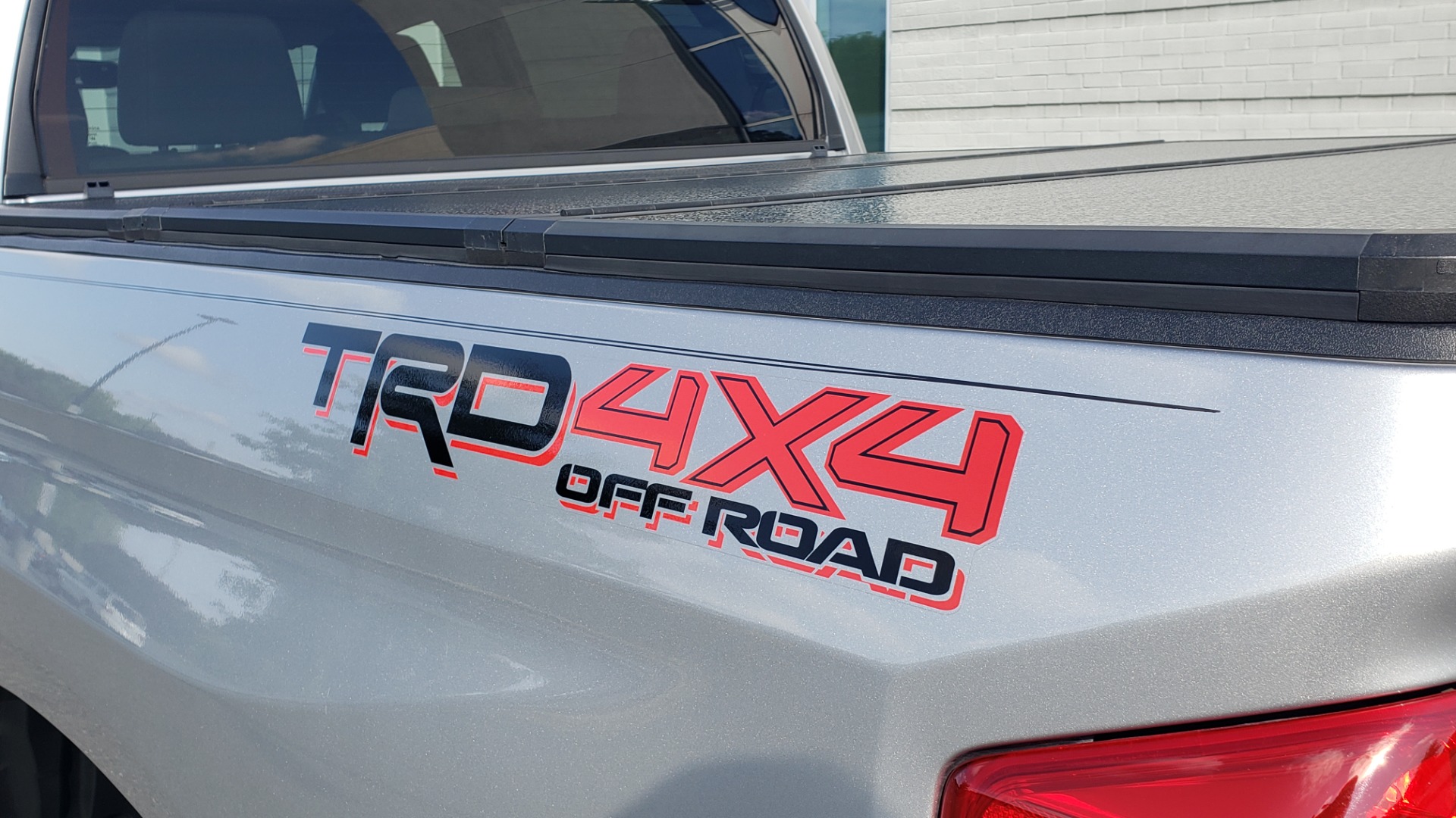 Used 2017 Toyota TUNDRA 4WD SR5 CREWMAX / 5.7L V8 / 6-SPD AUTO / NAV / REARVIEW for sale Sold at Formula Imports in Charlotte NC 28227 10