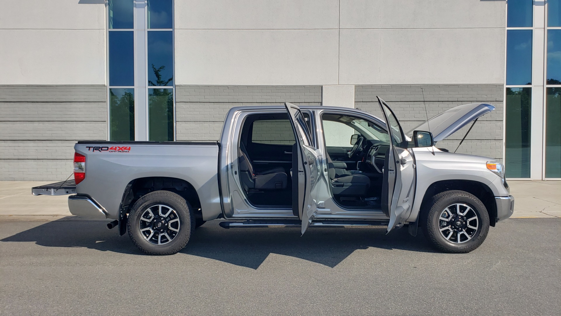 Used 2017 Toyota TUNDRA 4WD SR5 CREWMAX / 5.7L V8 / 6-SPD AUTO / NAV / REARVIEW for sale Sold at Formula Imports in Charlotte NC 28227 16