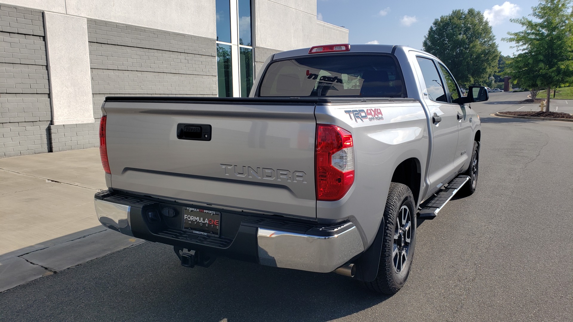 Used 2017 Toyota TUNDRA 4WD SR5 CREWMAX / 5.7L V8 / 6-SPD AUTO / NAV / REARVIEW for sale Sold at Formula Imports in Charlotte NC 28227 2