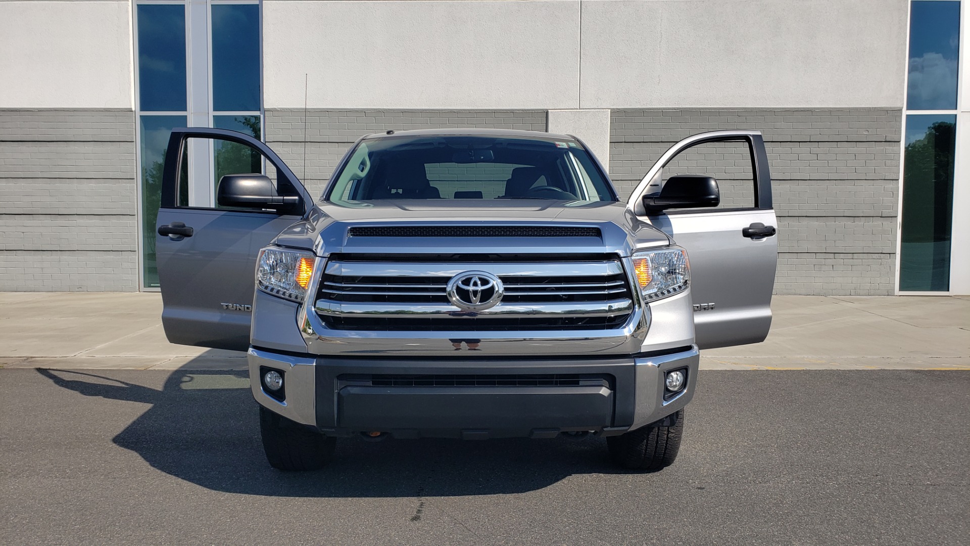 Used 2017 Toyota TUNDRA 4WD SR5 CREWMAX / 5.7L V8 / 6-SPD AUTO / NAV / REARVIEW for sale Sold at Formula Imports in Charlotte NC 28227 22