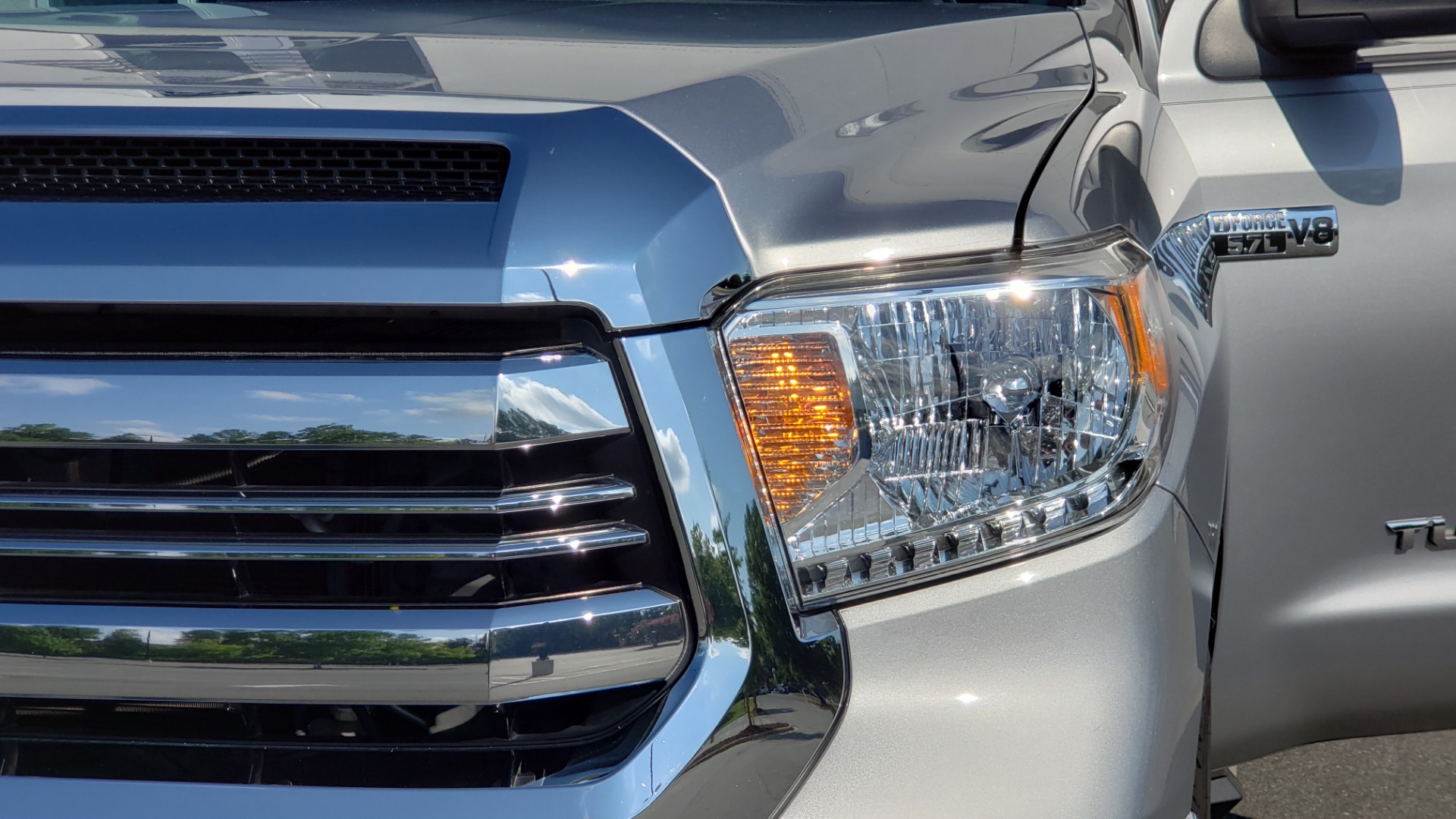 Used 2017 Toyota TUNDRA 4WD SR5 CREWMAX / 5.7L V8 / 6-SPD AUTO / NAV / REARVIEW for sale Sold at Formula Imports in Charlotte NC 28227 24