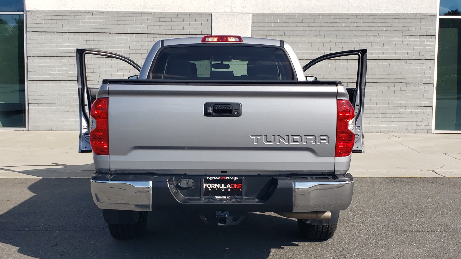 Used 2017 Toyota TUNDRA 4WD SR5 CREWMAX / 5.7L V8 / 6-SPD AUTO / NAV / REARVIEW for sale Sold at Formula Imports in Charlotte NC 28227 28