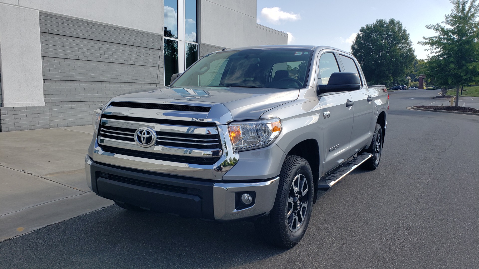 Used 2017 Toyota TUNDRA 4WD SR5 CREWMAX / 5.7L V8 / 6-SPD AUTO / NAV / REARVIEW for sale Sold at Formula Imports in Charlotte NC 28227 3