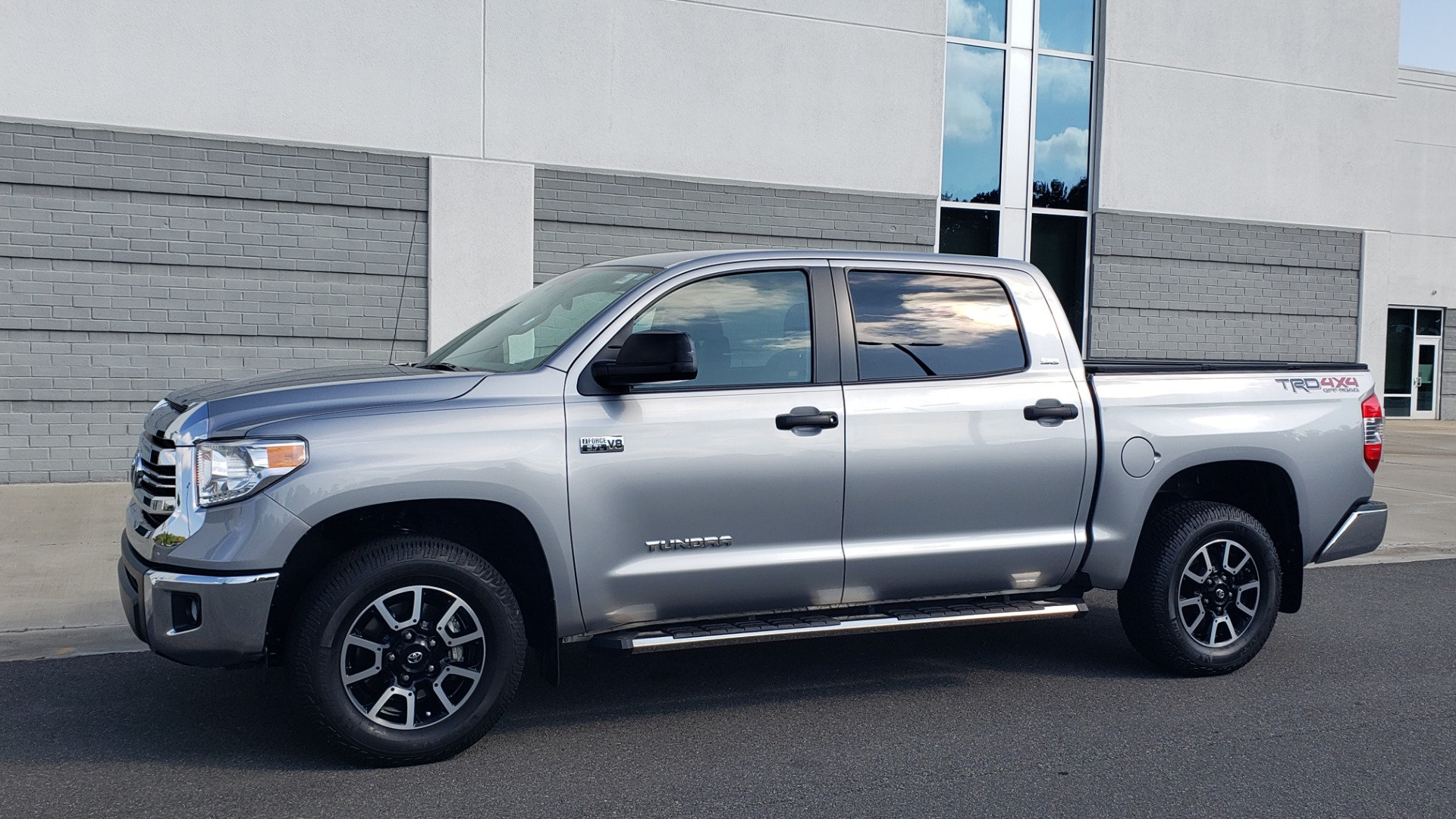 Used 2017 Toyota TUNDRA 4WD SR5 CREWMAX / 5.7L V8 / 6-SPD AUTO / NAV / REARVIEW for sale Sold at Formula Imports in Charlotte NC 28227 4