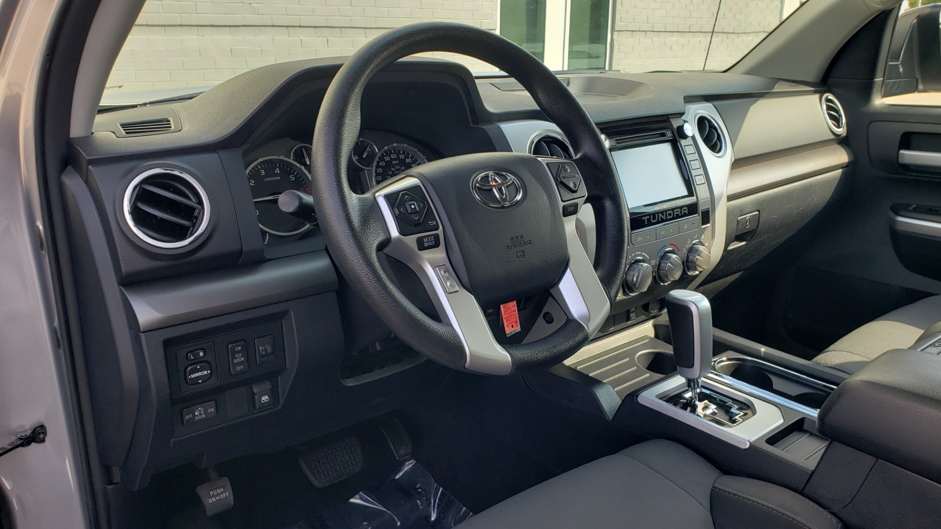 Used 2017 Toyota TUNDRA 4WD SR5 CREWMAX / 5.7L V8 / 6-SPD AUTO / NAV / REARVIEW for sale Sold at Formula Imports in Charlotte NC 28227 40