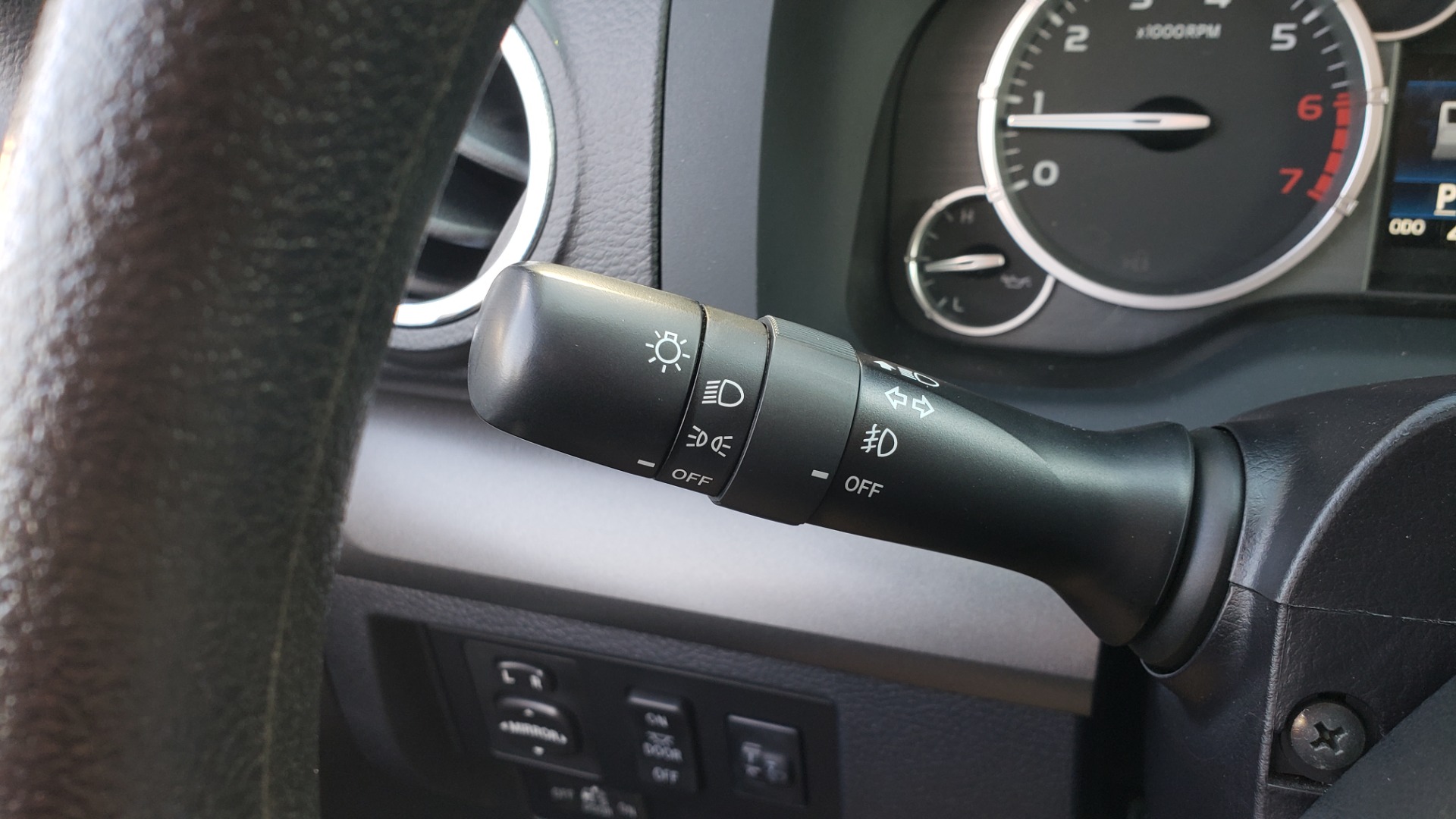 Used 2017 Toyota TUNDRA 4WD SR5 CREWMAX / 5.7L V8 / 6-SPD AUTO / NAV / REARVIEW for sale Sold at Formula Imports in Charlotte NC 28227 44