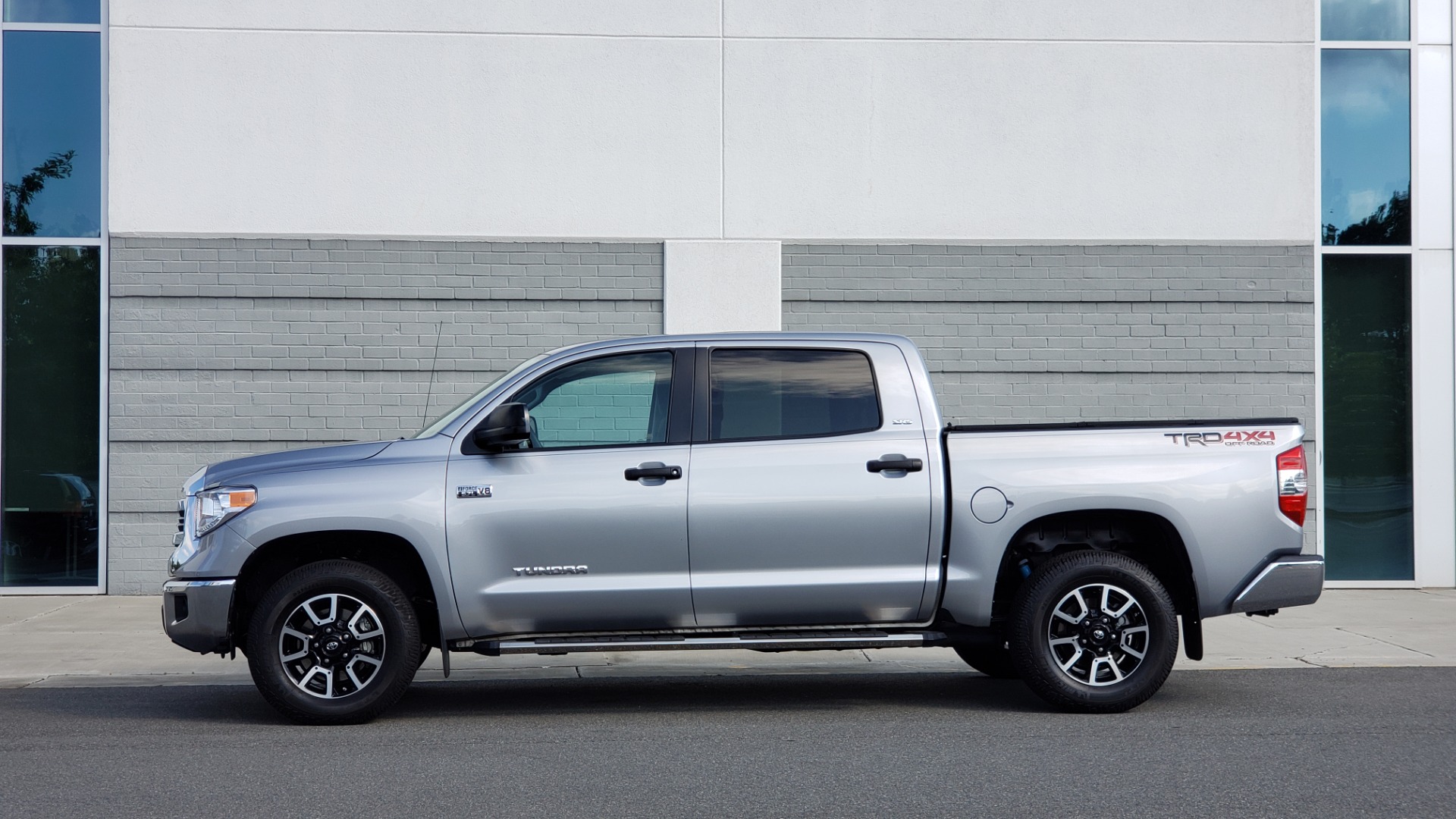Used 2017 Toyota TUNDRA 4WD SR5 CREWMAX / 5.7L V8 / 6-SPD AUTO / NAV / REARVIEW for sale Sold at Formula Imports in Charlotte NC 28227 5