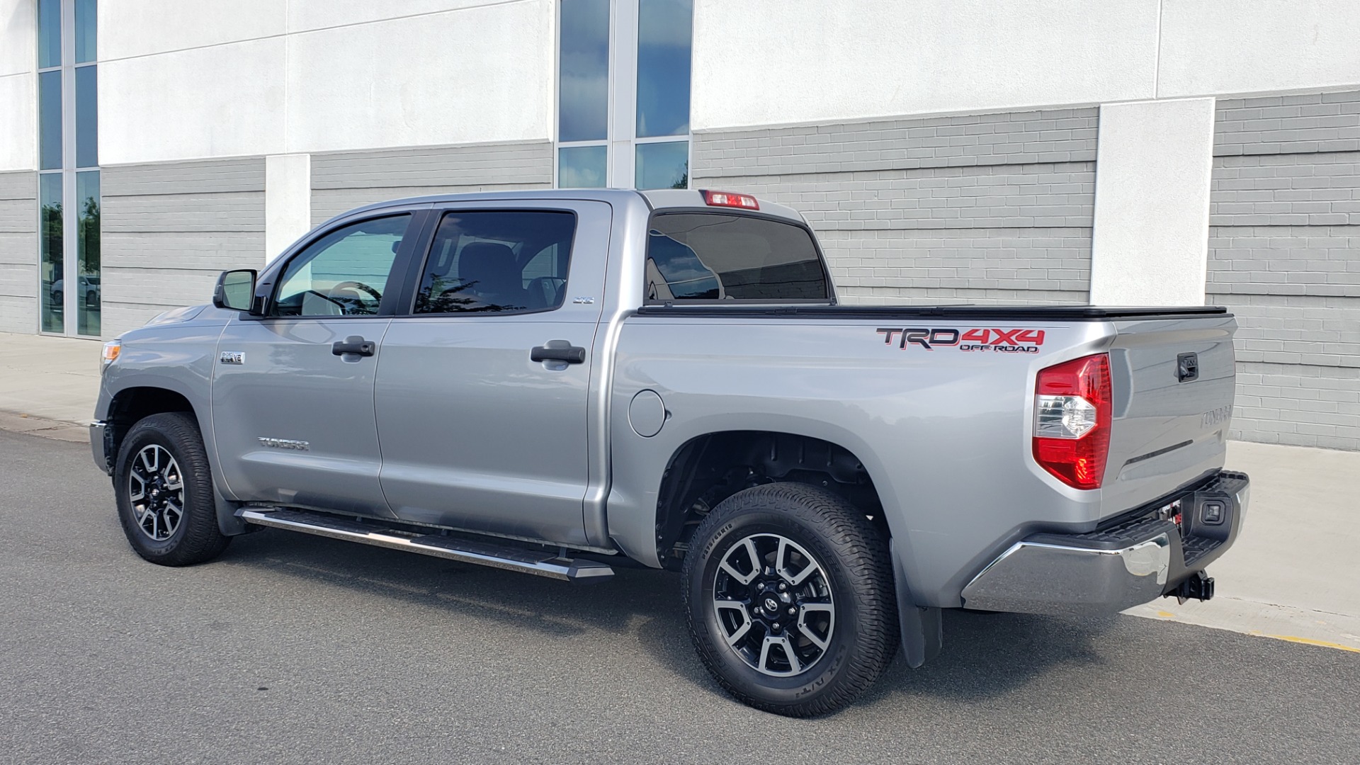 Used 2017 Toyota TUNDRA 4WD SR5 CREWMAX / 5.7L V8 / 6-SPD AUTO / NAV / REARVIEW for sale Sold at Formula Imports in Charlotte NC 28227 6
