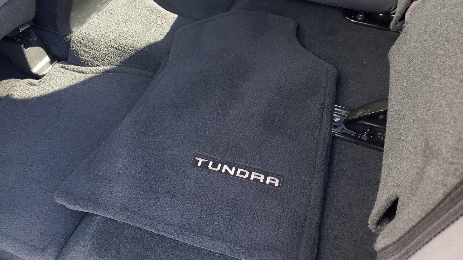 Used 2017 Toyota TUNDRA 4WD SR5 CREWMAX / 5.7L V8 / 6-SPD AUTO / NAV / REARVIEW for sale Sold at Formula Imports in Charlotte NC 28227 66
