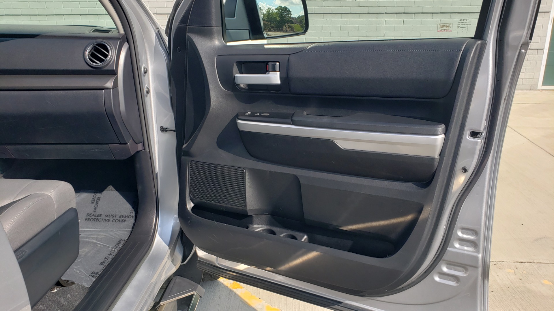 Used 2017 Toyota TUNDRA 4WD SR5 CREWMAX / 5.7L V8 / 6-SPD AUTO / NAV / REARVIEW for sale Sold at Formula Imports in Charlotte NC 28227 69
