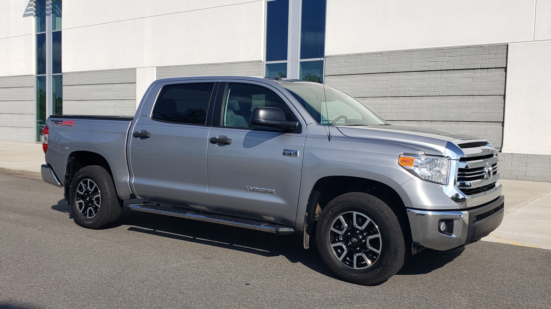 Used 2017 Toyota TUNDRA 4WD SR5 CREWMAX / 5.7L V8 / 6-SPD AUTO / NAV / REARVIEW for sale Sold at Formula Imports in Charlotte NC 28227 7