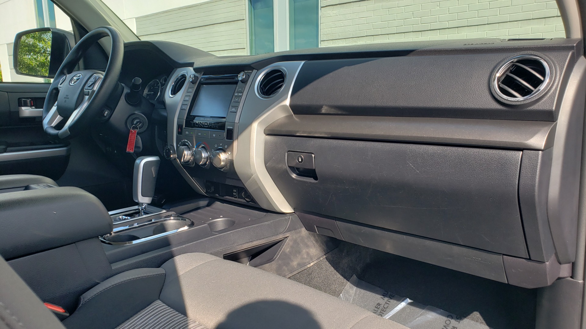 Used 2017 Toyota TUNDRA 4WD SR5 CREWMAX / 5.7L V8 / 6-SPD AUTO / NAV / REARVIEW for sale Sold at Formula Imports in Charlotte NC 28227 73