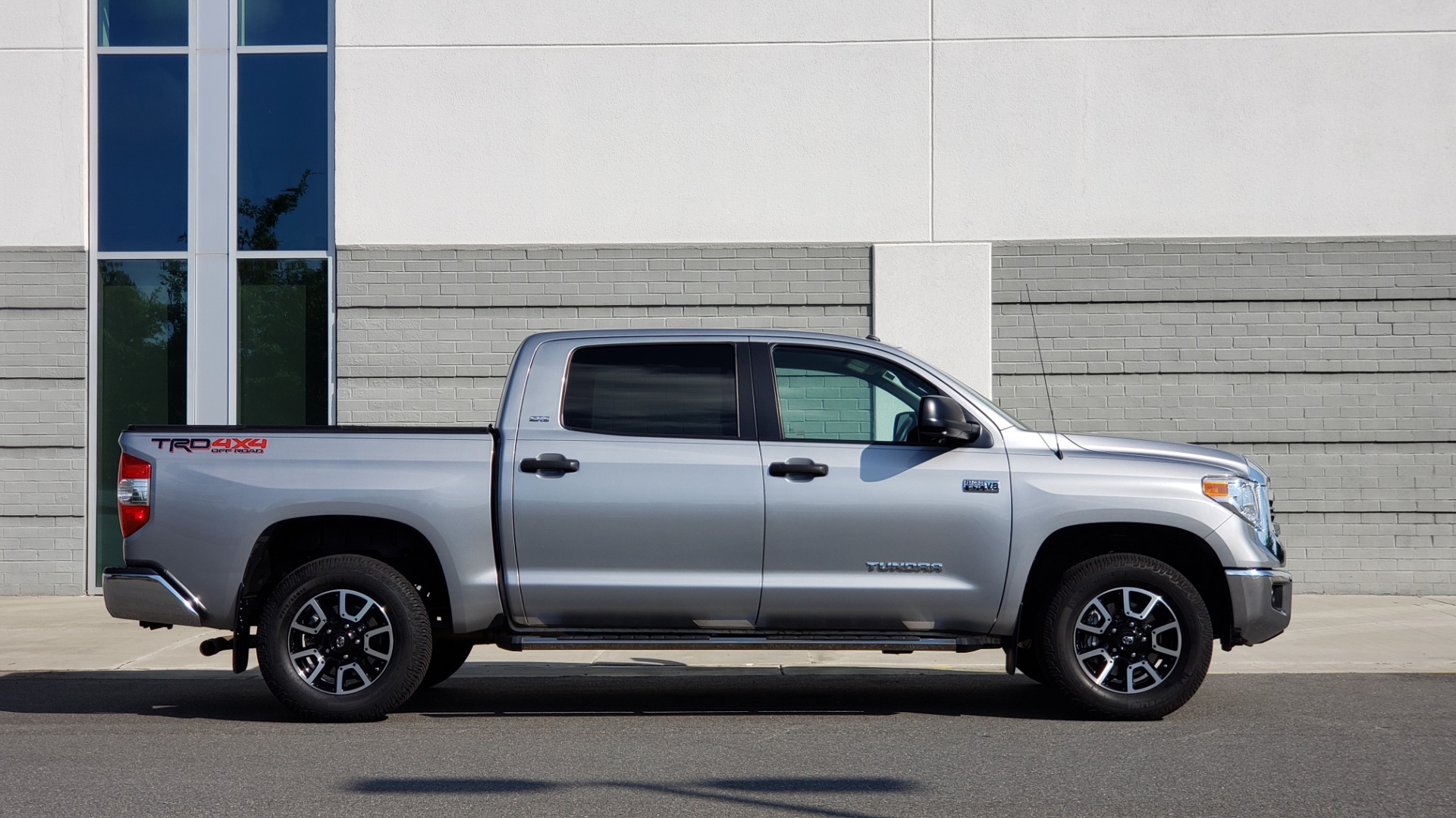 Used 2017 Toyota TUNDRA 4WD SR5 CREWMAX / 5.7L V8 / 6-SPD AUTO / NAV / REARVIEW for sale Sold at Formula Imports in Charlotte NC 28227 8