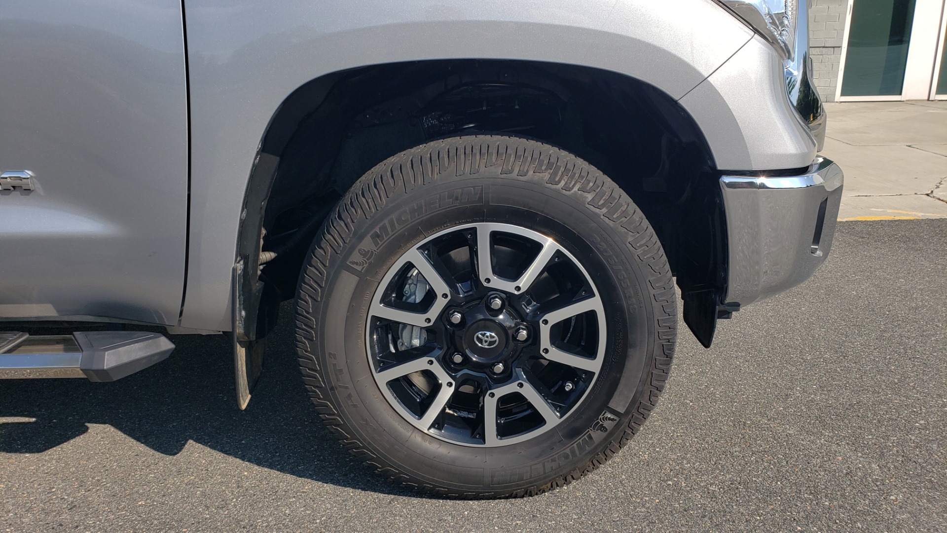 Used 2017 Toyota TUNDRA 4WD SR5 CREWMAX / 5.7L V8 / 6-SPD AUTO / NAV / REARVIEW for sale Sold at Formula Imports in Charlotte NC 28227 84
