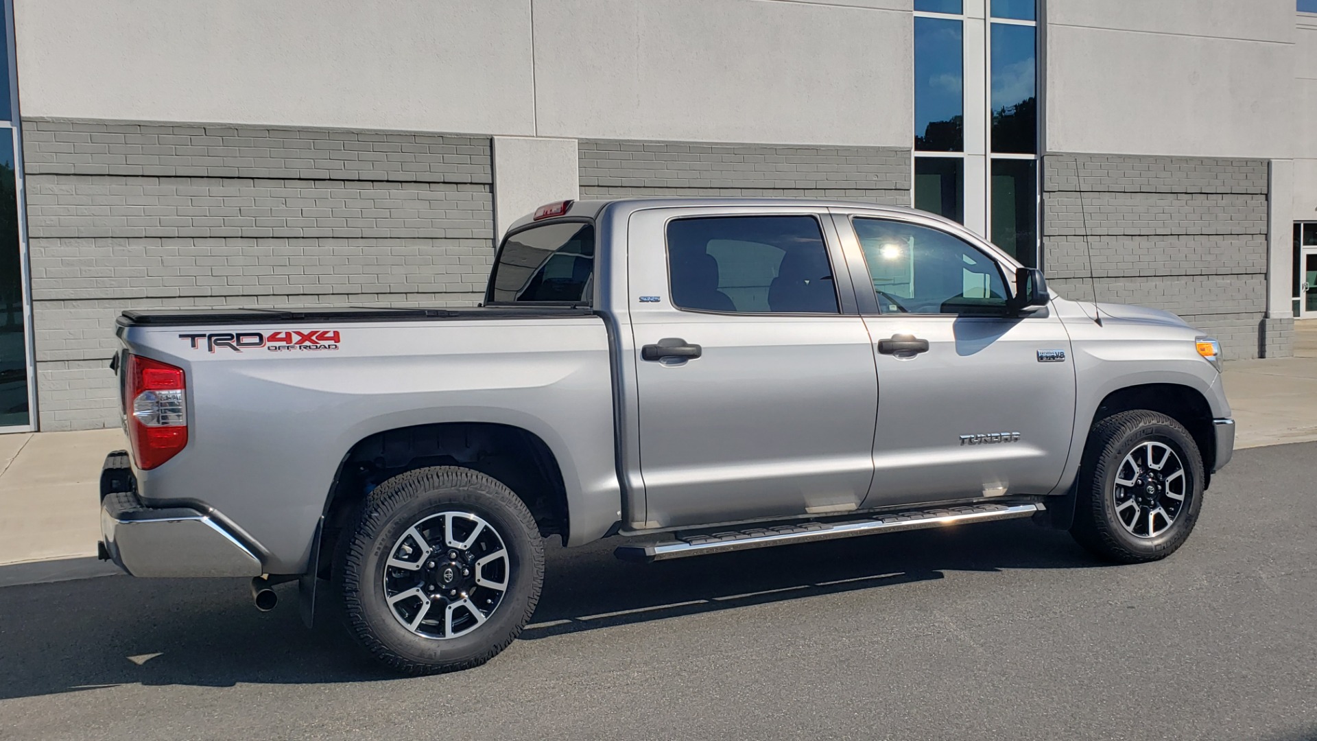 Used 2017 Toyota TUNDRA 4WD SR5 CREWMAX / 5.7L V8 / 6-SPD AUTO / NAV / REARVIEW for sale Sold at Formula Imports in Charlotte NC 28227 9