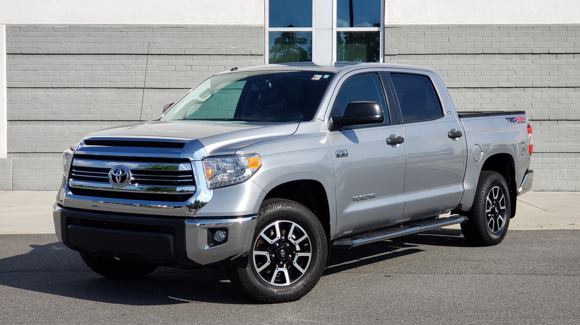 Used 2017 Toyota TUNDRA 4WD SR5 CREWMAX / 5.7L V8 / 6-SPD AUTO / NAV / REARVIEW for sale Sold at Formula Imports in Charlotte NC 28227 1