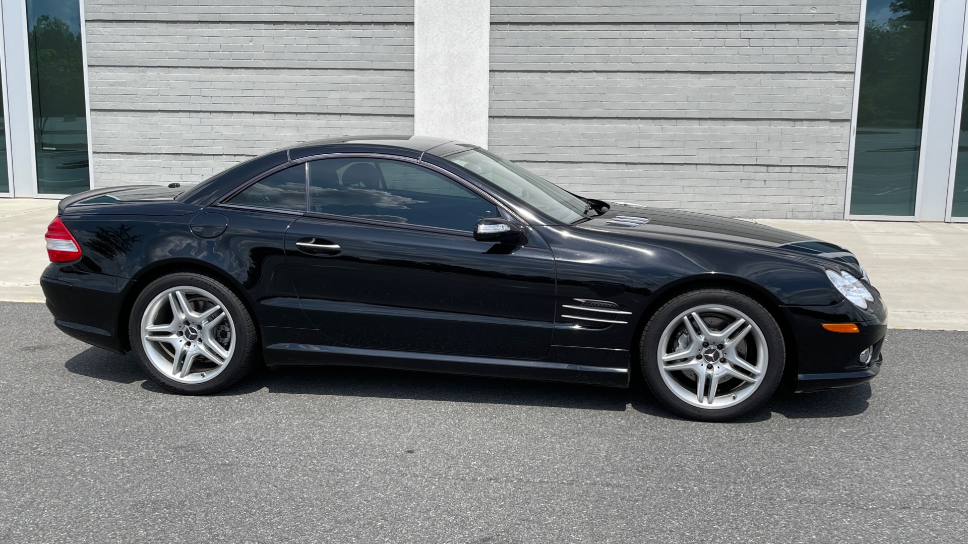 Used 2007 Mercedes-Benz SL-Class 5.5L V8 for sale $18,995 at Formula Imports in Charlotte NC 28227 8