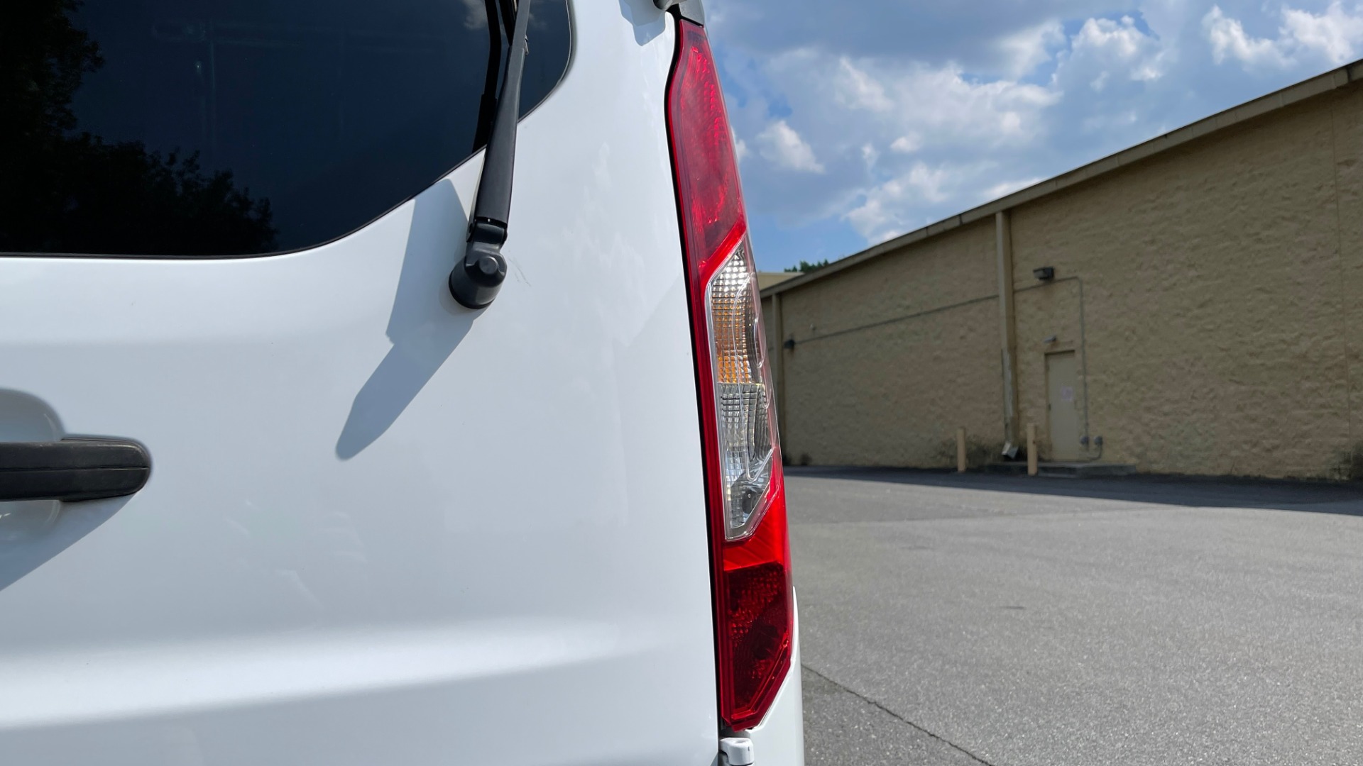 Used 2015 Ford TRANSIT CONNECT XLT CARGO VAN LWB / 2.5L 4-CYL / 6-SPD AUTO / ROOF RACK for sale Sold at Formula Imports in Charlotte NC 28227 17