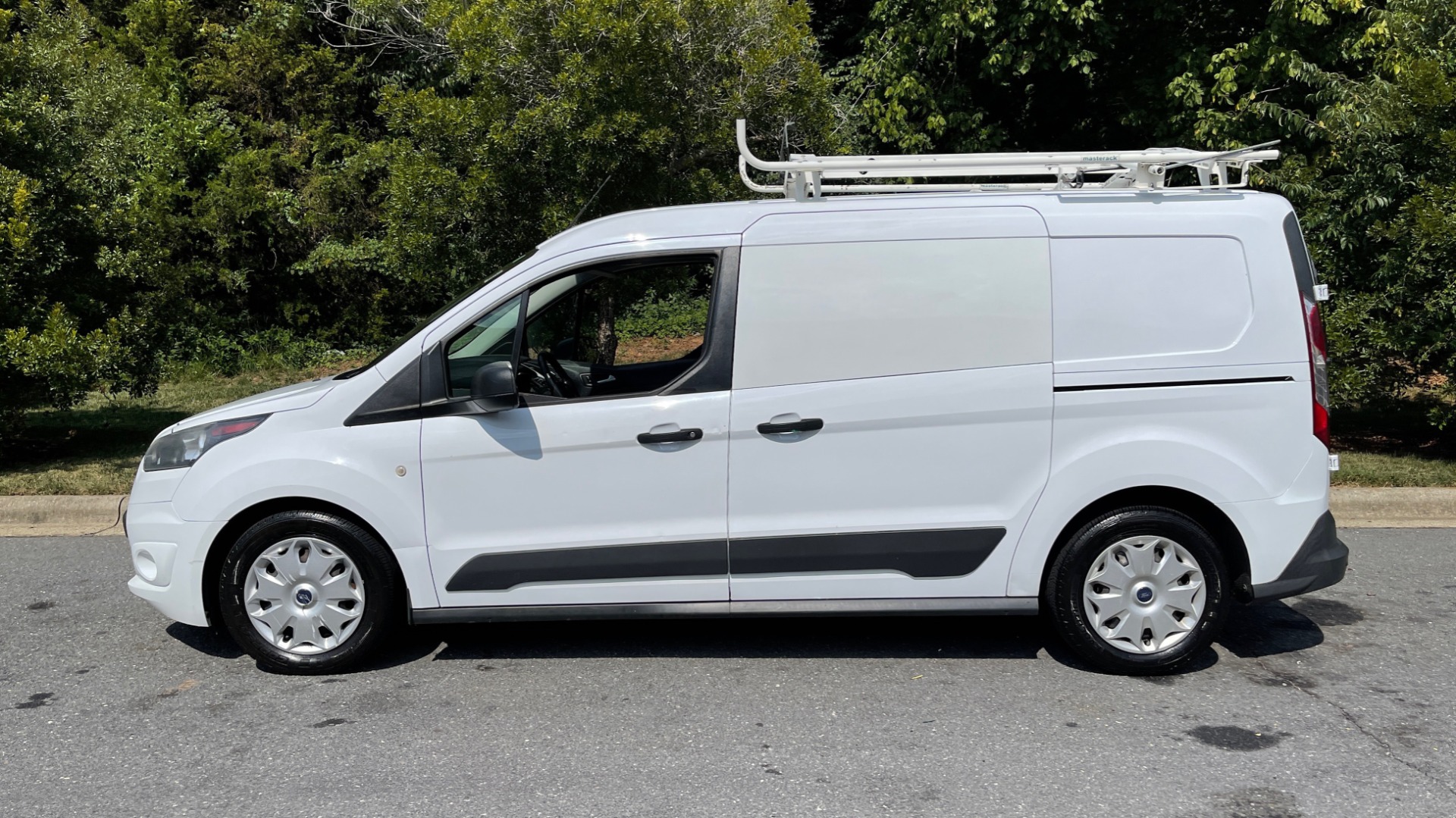 Used 2015 Ford TRANSIT CONNECT XLT CARGO VAN LWB / 2.5L 4-CYL / 6-SPD AUTO / ROOF RACK for sale Sold at Formula Imports in Charlotte NC 28227 2