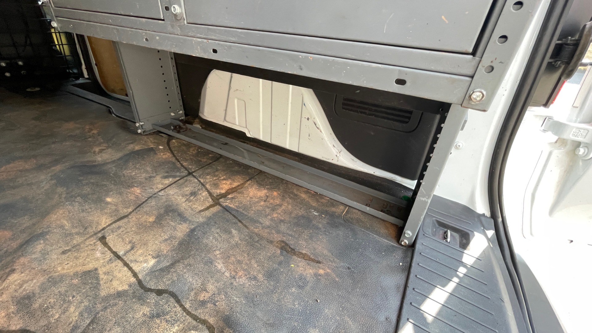 Used 2015 Ford TRANSIT CONNECT XLT CARGO VAN LWB / 2.5L 4-CYL / 6-SPD AUTO / ROOF RACK for sale Sold at Formula Imports in Charlotte NC 28227 24