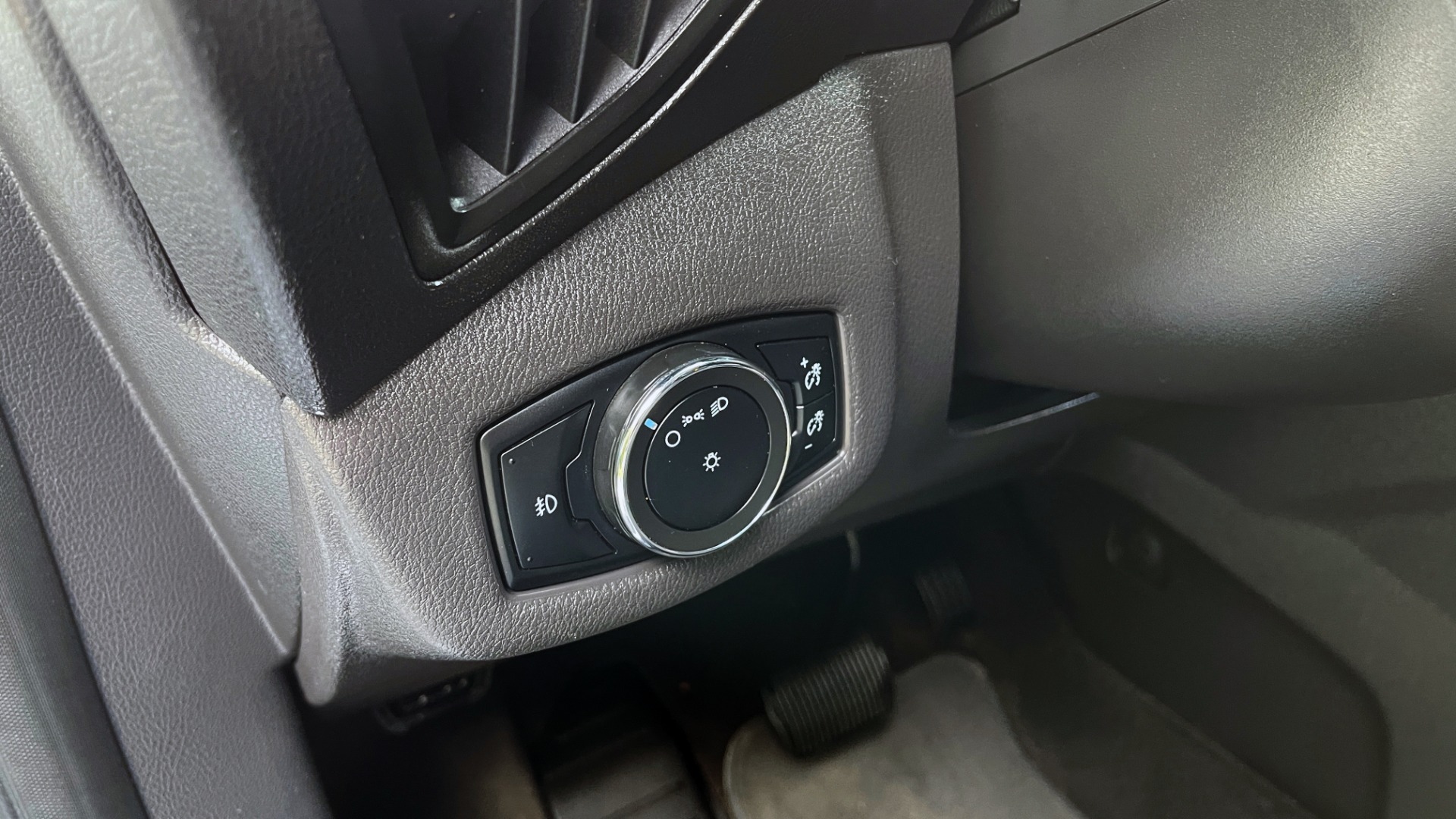 Used 2015 Ford TRANSIT CONNECT XLT CARGO VAN LWB / 2.5L 4-CYL / 6-SPD AUTO / ROOF RACK for sale Sold at Formula Imports in Charlotte NC 28227 37