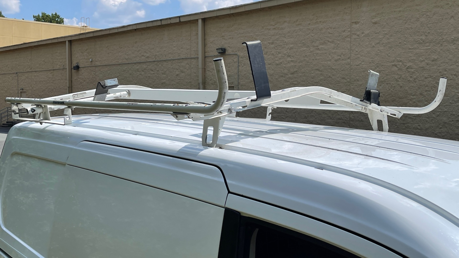 Used 2015 Ford TRANSIT CONNECT XLT CARGO VAN LWB / 2.5L 4-CYL / 6-SPD AUTO / ROOF RACK for sale Sold at Formula Imports in Charlotte NC 28227 7