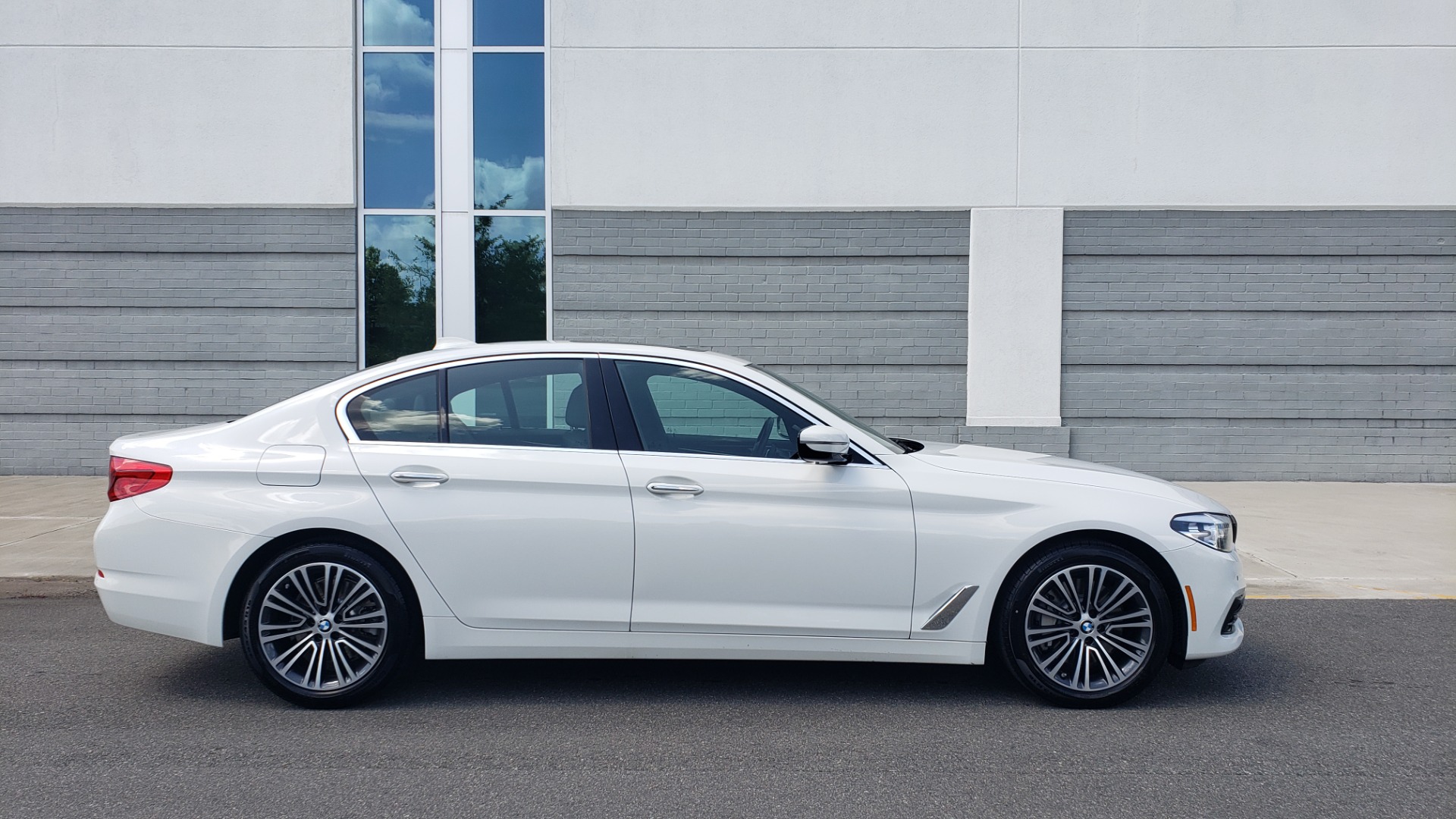 Used 2018 BMW 5 SERIES 530I XDRIVE PREMIUM / PARK ASST / NAV / SUNROOF / REARIEW for sale Sold at Formula Imports in Charlotte NC 28227 8