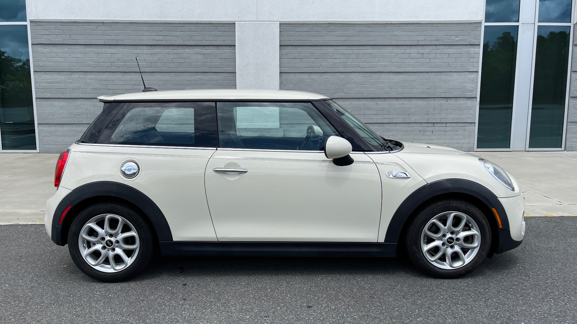 Used 2015 MINI COOPER HARDTOP S 2DR / 2.0L TURBO / FWD / 6-SPD MANUAL for sale Sold at Formula Imports in Charlotte NC 28227 7