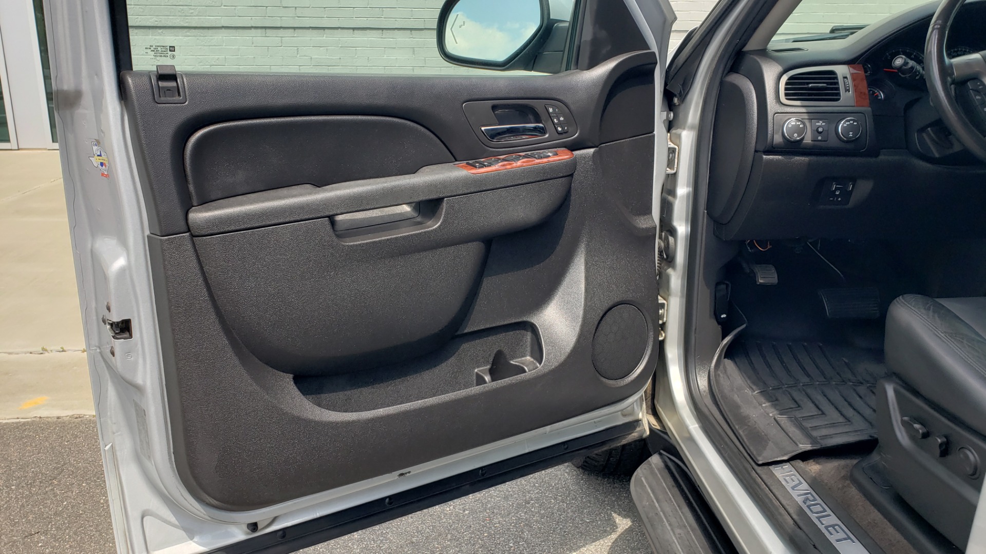 Used 2012 Chevrolet SUBURBAN LTZ 4WD / NAV / SUNROOF / BOSE / ENTERTAINMENT / 3-ROWS / REARVIEW for sale Sold at Formula Imports in Charlotte NC 28227 39