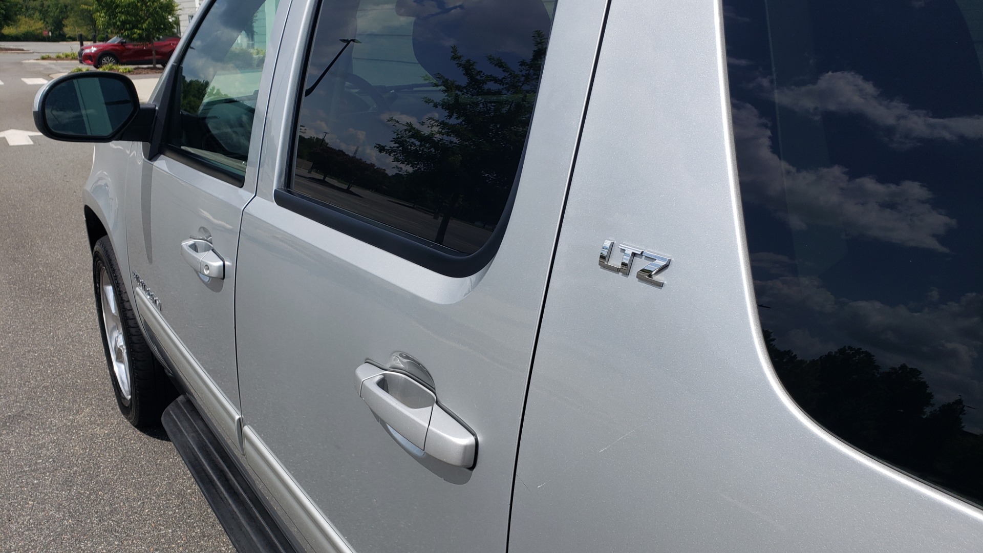 Used 2012 Chevrolet SUBURBAN LTZ 4WD / NAV / SUNROOF / BOSE / ENTERTAINMENT / 3-ROWS / REARVIEW for sale Sold at Formula Imports in Charlotte NC 28227 6