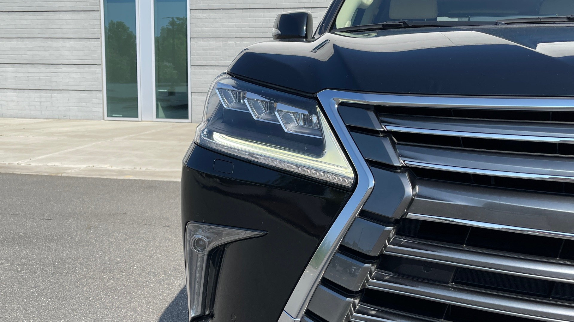 Used 2017 Lexus LX 570 LUXURY / 5.7L V8 / NAV / SUNROOF / 3-ROW / DVD / REARVIEW for sale Sold at Formula Imports in Charlotte NC 28227 10