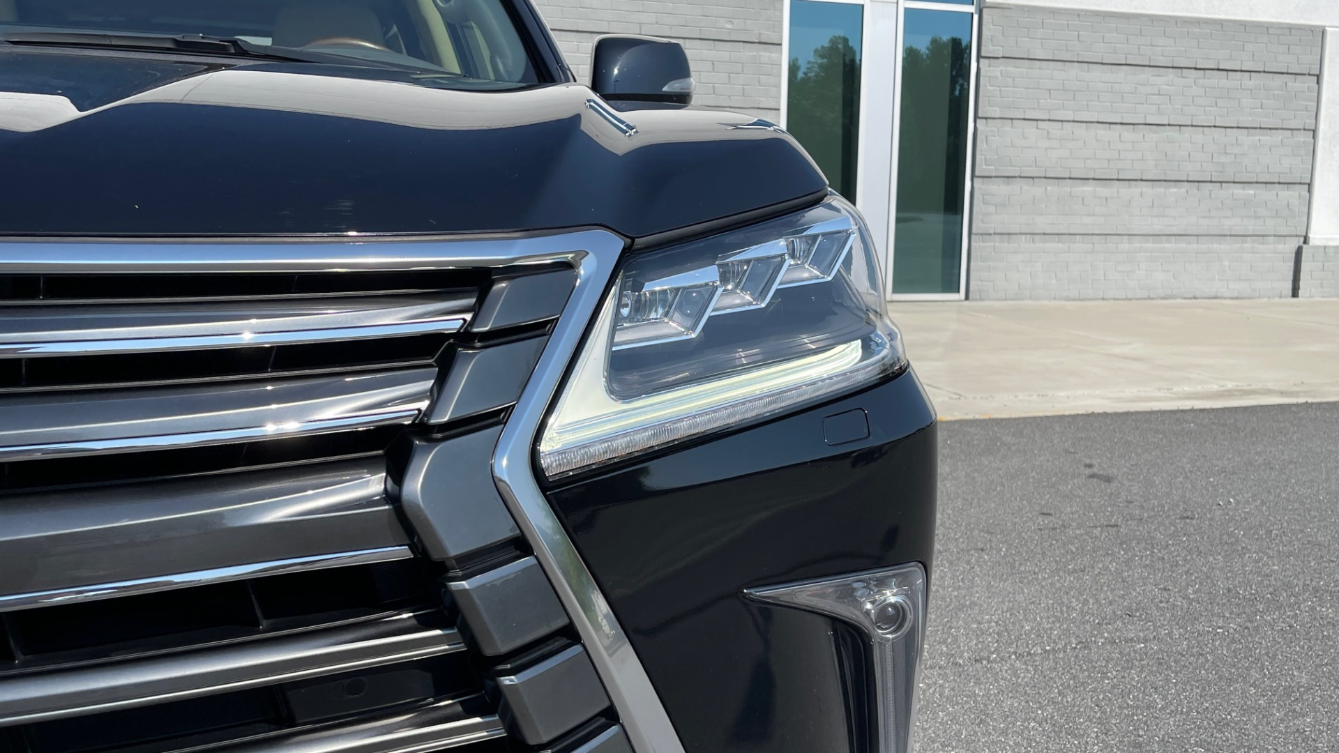 Used 2017 Lexus LX 570 LUXURY / 5.7L V8 / NAV / SUNROOF / 3-ROW / DVD / REARVIEW for sale Sold at Formula Imports in Charlotte NC 28227 11