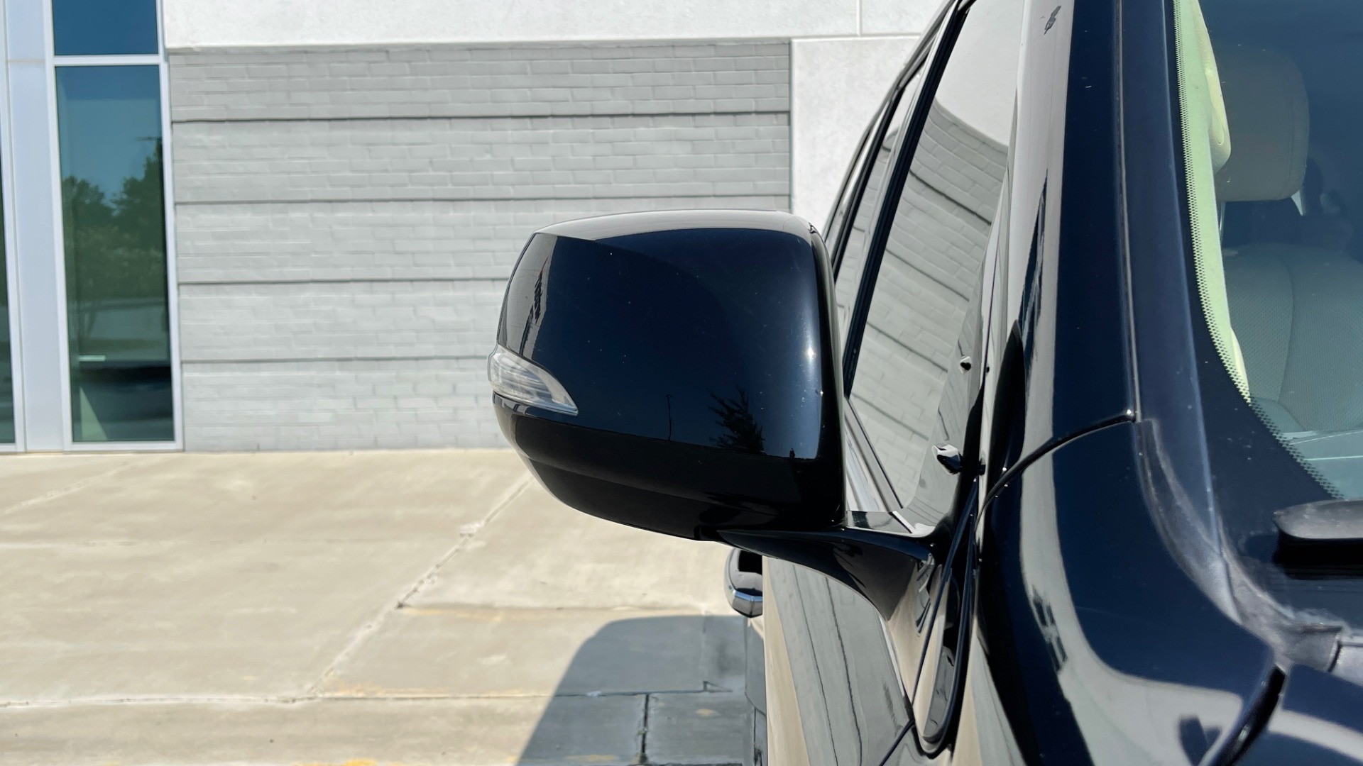 Used 2017 Lexus LX 570 LUXURY / 5.7L V8 / NAV / SUNROOF / 3-ROW / DVD / REARVIEW for sale Sold at Formula Imports in Charlotte NC 28227 13