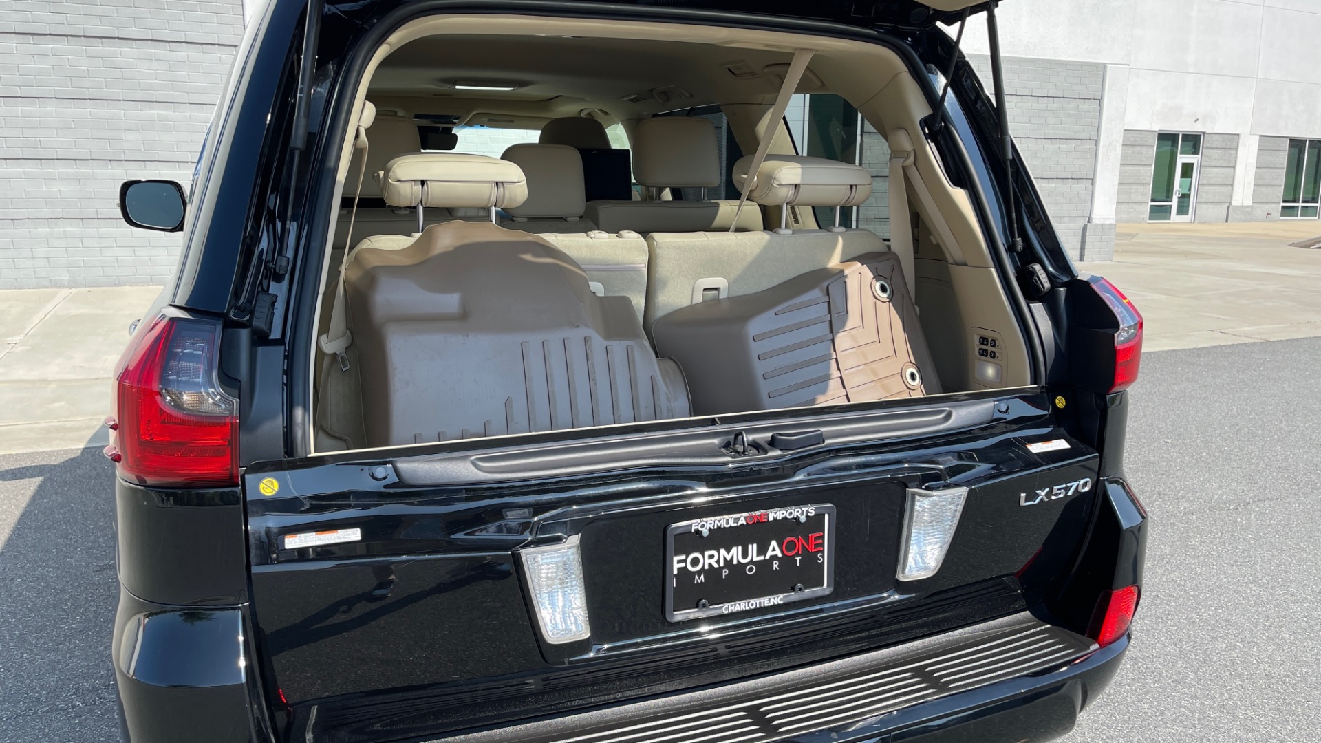 Used 2017 Lexus LX 570 LUXURY / 5.7L V8 / NAV / SUNROOF / 3-ROW / DVD / REARVIEW for sale Sold at Formula Imports in Charlotte NC 28227 18