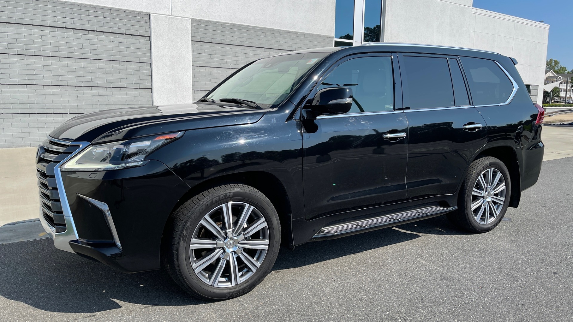 Used 2017 Lexus LX 570 LUXURY / 5.7L V8 / NAV / SUNROOF / 3-ROW / DVD / REARVIEW for sale Sold at Formula Imports in Charlotte NC 28227 2