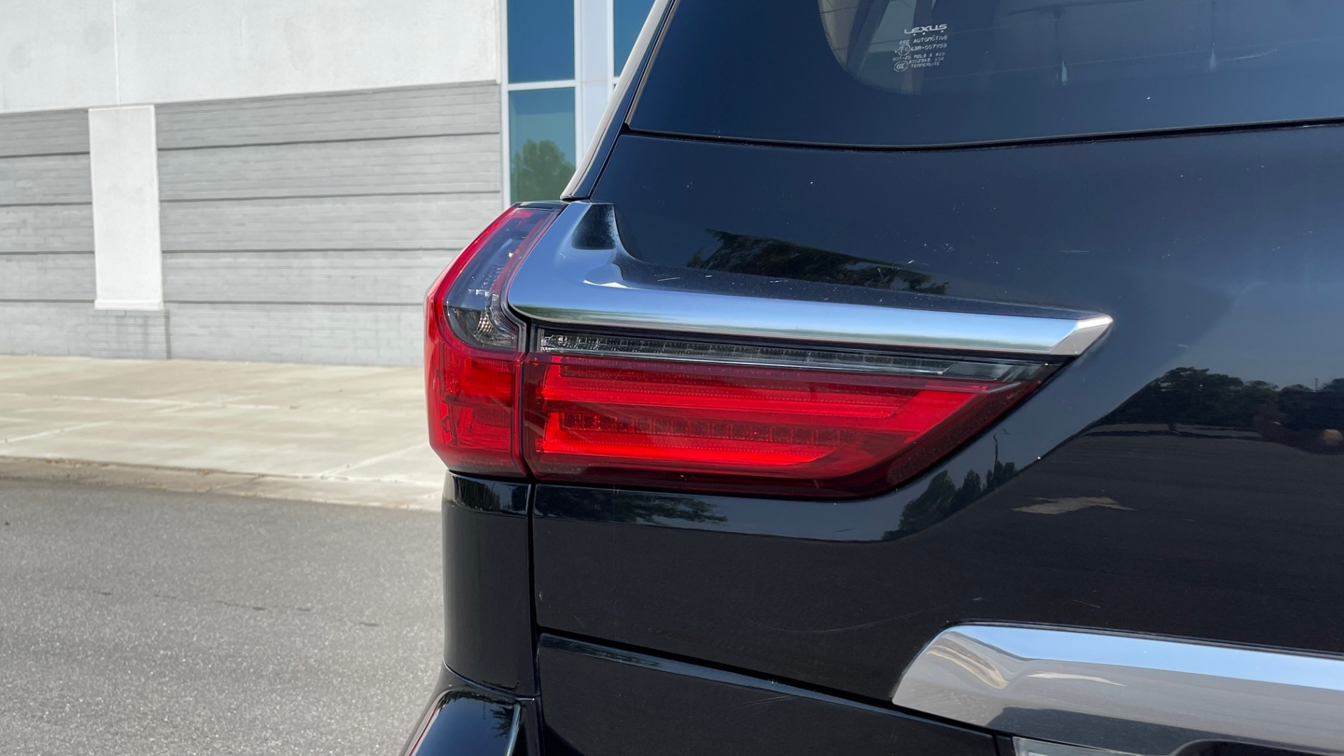 Used 2017 Lexus LX 570 LUXURY / 5.7L V8 / NAV / SUNROOF / 3-ROW / DVD / REARVIEW for sale Sold at Formula Imports in Charlotte NC 28227 20