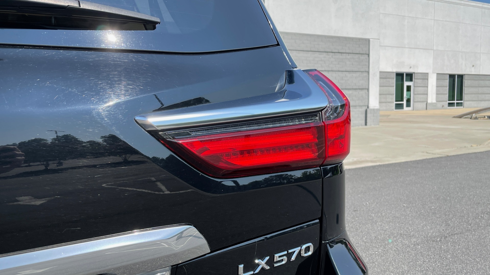 Used 2017 Lexus LX 570 LUXURY / 5.7L V8 / NAV / SUNROOF / 3-ROW / DVD / REARVIEW for sale Sold at Formula Imports in Charlotte NC 28227 21