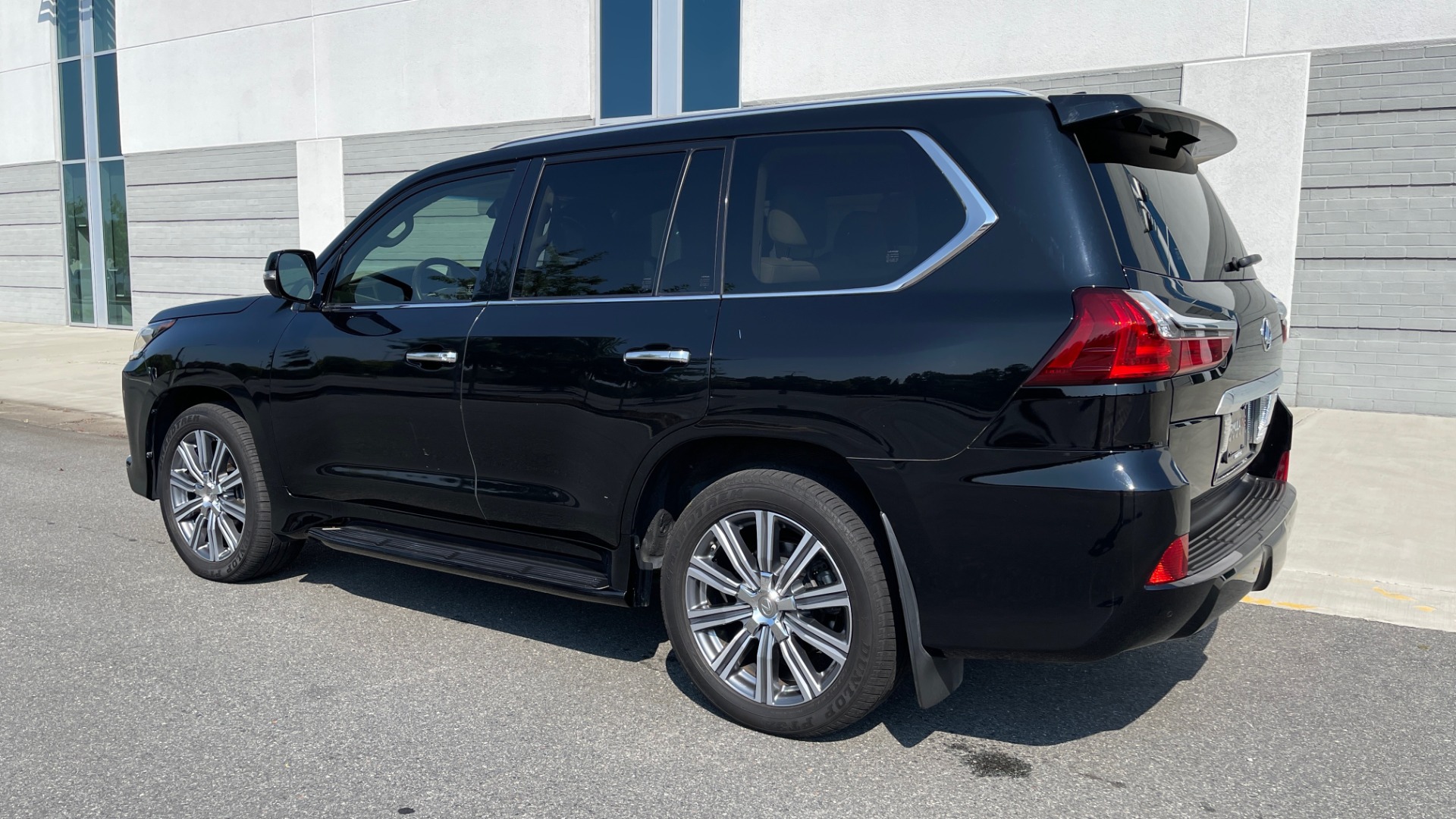 Used 2017 Lexus LX 570 LUXURY / 5.7L V8 / NAV / SUNROOF / 3-ROW / DVD / REARVIEW for sale Sold at Formula Imports in Charlotte NC 28227 3