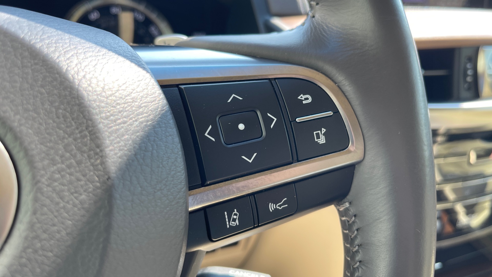 Used 2017 Lexus LX 570 LUXURY / 5.7L V8 / NAV / SUNROOF / 3-ROW / DVD / REARVIEW for sale Sold at Formula Imports in Charlotte NC 28227 31