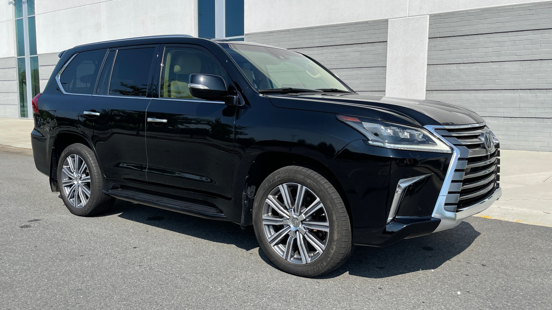 Used 2017 Lexus LX 570 LUXURY / 5.7L V8 / NAV / SUNROOF / 3-ROW / DVD / REARVIEW for sale Sold at Formula Imports in Charlotte NC 28227 4
