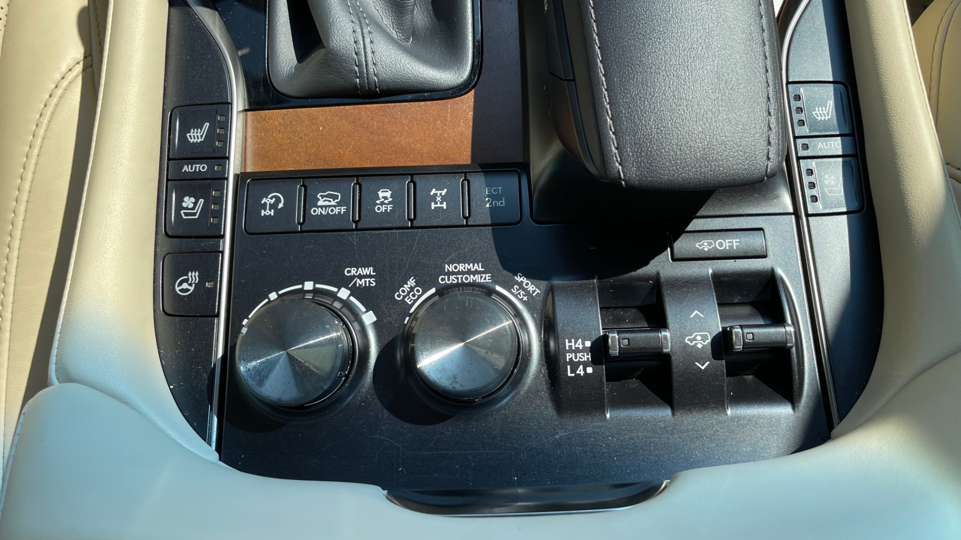 Used 2017 Lexus LX 570 LUXURY / 5.7L V8 / NAV / SUNROOF / 3-ROW / DVD / REARVIEW for sale Sold at Formula Imports in Charlotte NC 28227 44