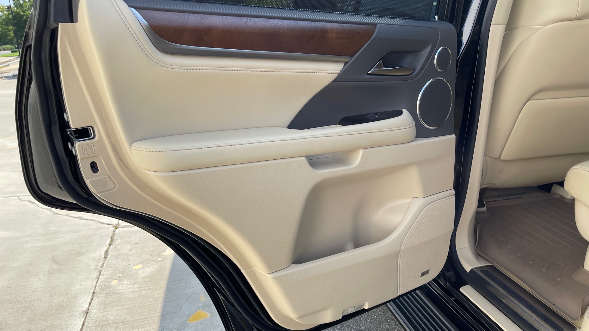 Used 2017 Lexus LX 570 LUXURY / 5.7L V8 / NAV / SUNROOF / 3-ROW / DVD / REARVIEW for sale Sold at Formula Imports in Charlotte NC 28227 49