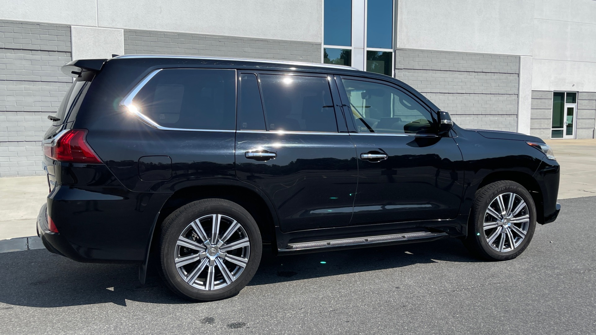 Used 2017 Lexus LX 570 LUXURY / 5.7L V8 / NAV / SUNROOF / 3-ROW / DVD / REARVIEW for sale Sold at Formula Imports in Charlotte NC 28227 5