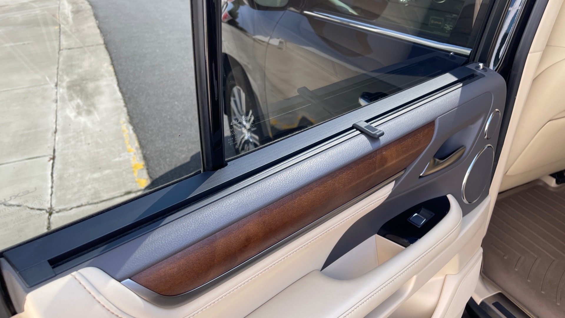 Used 2017 Lexus LX 570 LUXURY / 5.7L V8 / NAV / SUNROOF / 3-ROW / DVD / REARVIEW for sale Sold at Formula Imports in Charlotte NC 28227 51